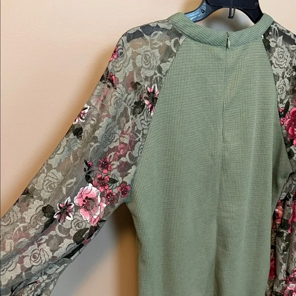 MIHOLL Size Medium Sage Green Long-Sleeve Thermal Top with Pink Floral Sleeves - Picture 6 of 9